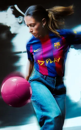 Ed Sheeran llega al Barça: su nuevo álbum "Play" protagoniza la camiseta del equipo 3