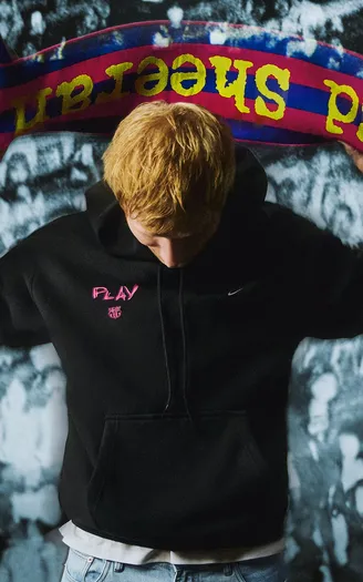 Ed Sheeran llega al Barça: su nuevo álbum "Play" protagoniza la camiseta del equipo 2