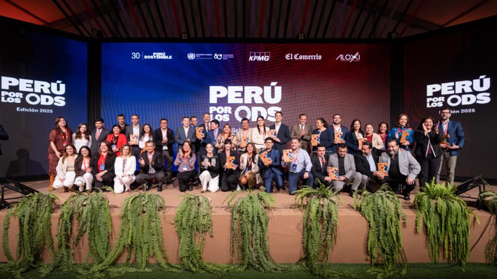 Foto grupal ganadores Peru por los ODS 2025
