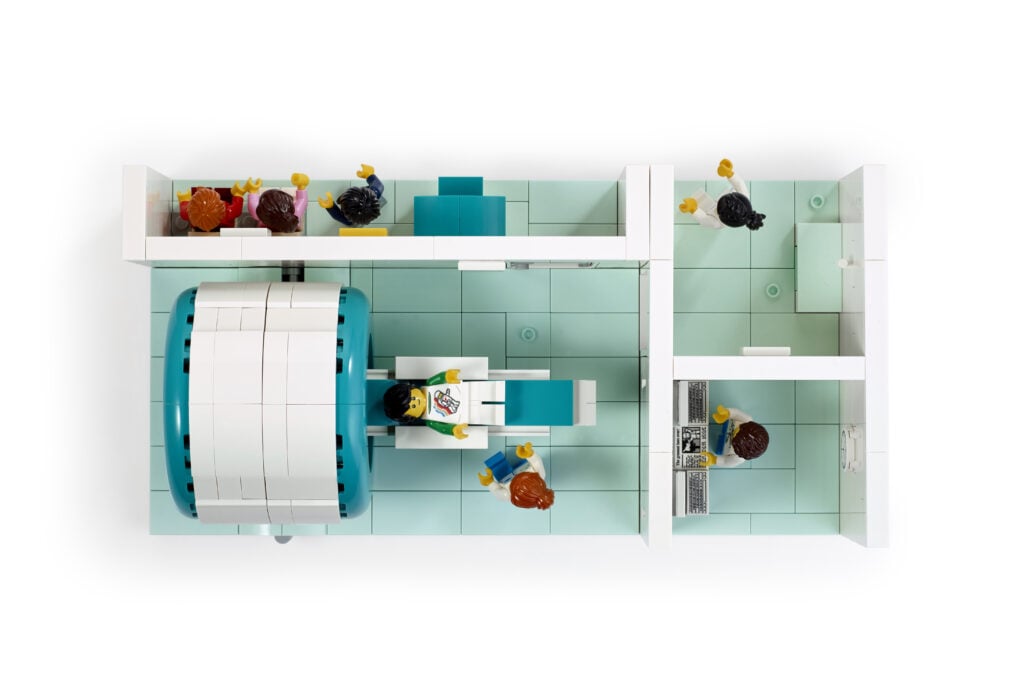 Este set de lego acompaña a niños en hospitales para aliviar su ansiedad médica 3 MRI LEGO Scanner image2 White min