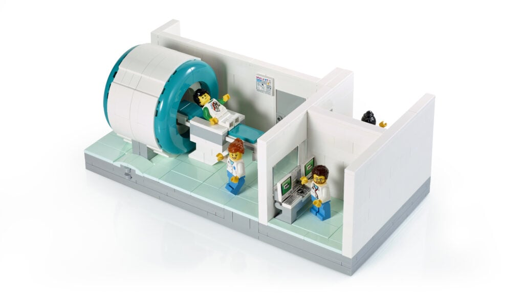 Este set de lego acompaña a niños en hospitales para aliviar su ansiedad médica 2 MRI LEGO Scanner image3 White min
