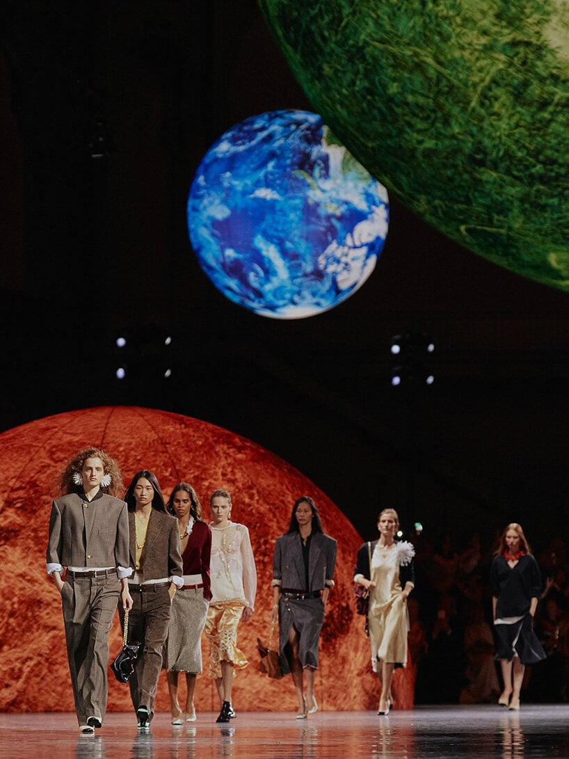 Chanel convierte su pasarela en una galaxia para marcar el inicio de una nueva era 3 constellation floating orbs paris grand palais chanel ss26 show matthieu blazy designboom 10