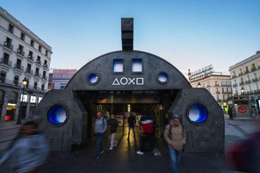 PlayStation transforma la estación de Sol en una experiencia galáctica para promocionar la PS5 4 1762434181506 1