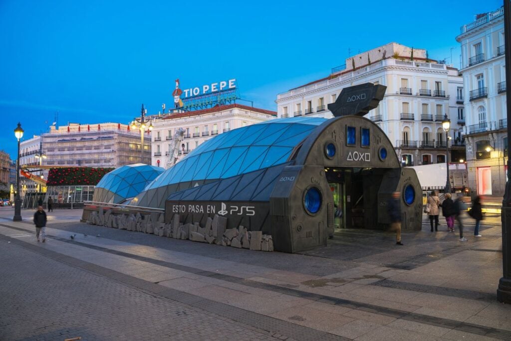 PlayStation transforma la estación de Sol en una experiencia galáctica para promocionar la PS5 2 1762434194785