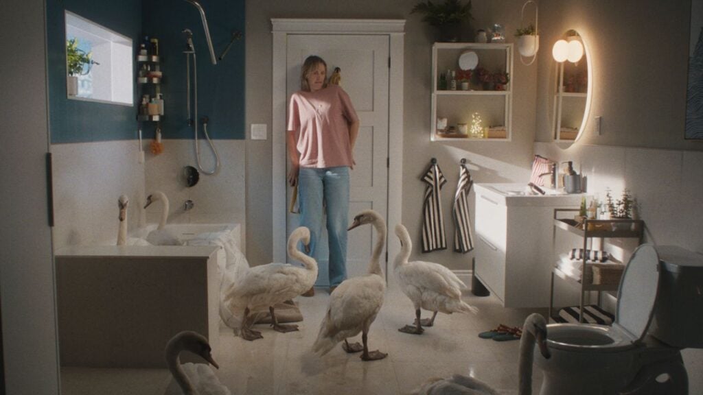 IKEA redefine la Navidad en su nueva campaña que reemplaza perdices por regalos útiles 2 CINES