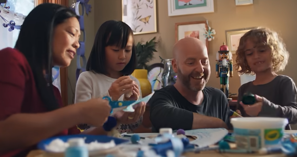 Crayola reimagina la Navidad en azul con una campaña que celebra la empatía y la creatividad 2 Diseno 2025 11 13T120637.217