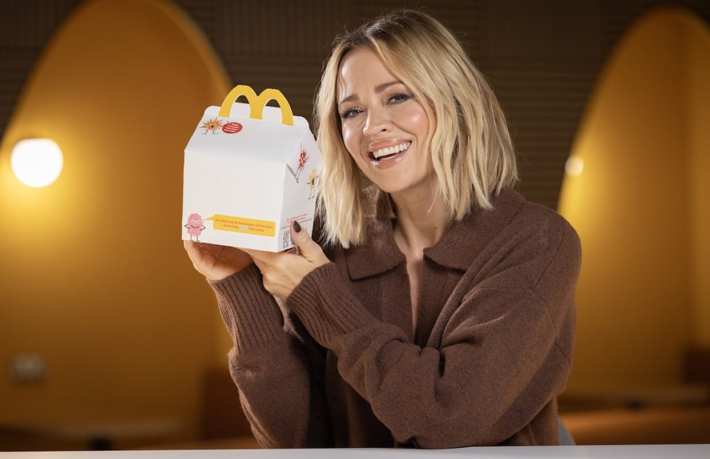 McDonald's elimina el rojo de la Cajita Feliz para convertirla en una herramienta de expresión emocional infantil 3 Draw how you feel meal Kimberley with box 1024x662 1