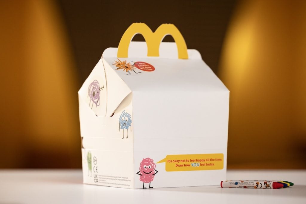 McDonald's elimina el rojo de la Cajita Feliz para convertirla en una herramienta de expresión emocional infantil 2 Draw how you feel meal hero box shot 1024x683 1