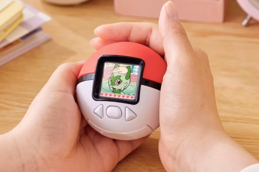 Ahora puedes cuidar a tu Pokémon como en los viejos tiempos con el Poké-Nade Monster Ball 3 https hypebeast.com image 2025 11 04 Takara Tomy Poke Nade Monster Ball Release Info 1