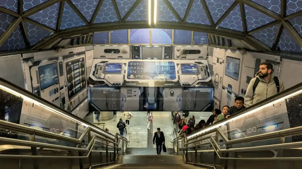 PlayStation transforma la estación de Sol en una experiencia galáctica para promocionar la PS5 5 playstation sol 2