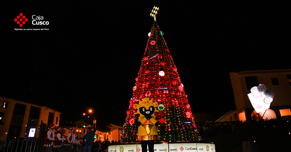 Caja Cusco comparte su mensaje de “Valor Compartido” con la instalación de más de 10 árboles monumentales en Navidad 2 1000x525 3