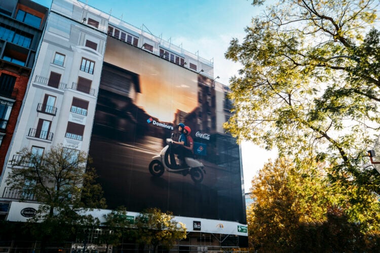 Domino's Pizza le da la bienvenida a Coca-Cola a su menú con esta propuesta visual 1 1764614396086