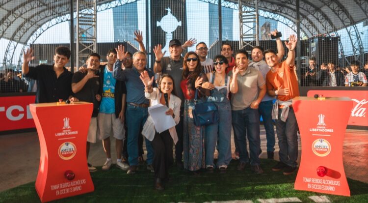 Hinchas peruanos vencen a una leyenda del fútbol y celebran la final de la CONMEBOL Libertadores desde el ras de cancha 1 BeFunky collage 2025 12 01T125941.611
