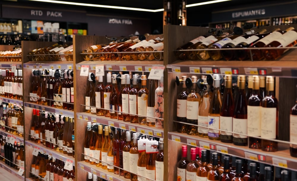 Wong Dos de Mayo: se relanza la cava más grande de un supermercado en el país 2 BeFunky collage 2025 12 19T121525.425