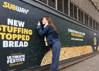 *** FREE FOR EDITORIAL USE ***
Subway rolls out a giant scented billboard in Blackfriars, London, to celebrate the launch of its new sage & onion stuffing-topped bread this festive season – as research reveals the best smells of Christmas. Credit: PinPep/Subway. Immediate release 00:01 9th December 2025.