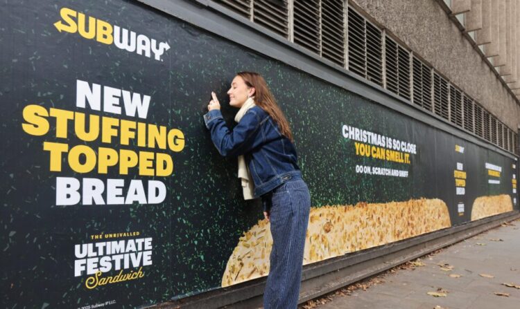 Subway instala un panel que despide el aroma de uno de sus sándwiches 1 *** FREE FOR EDITORIAL USE ***
Subway rolls out a giant scented billboard in Blackfriars, London, to celebrate the launch of its new sage & onion stuffing-topped bread this festive season – as research reveals the best smells of Christmas. Credit: PinPep/Subway. Immediate release 00:01 9th December 2025.