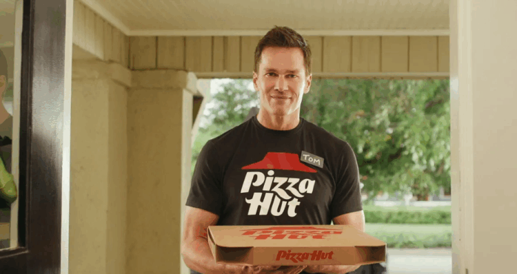 Pizza Hut convierte una palabra del fútbol americano en su nuevo territorio creativo junto a Tom Brady 1 Diseno 10