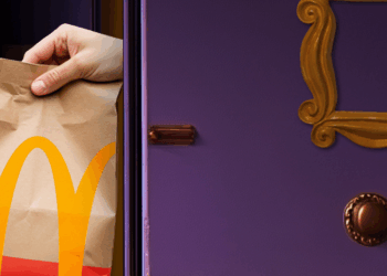 McDonald’s activa la nostalgia noventera con una campaña de intriga inspirada en Friends