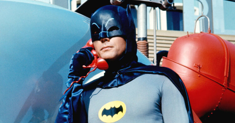 El Batman de Adam West cumple 60 años: ¿sabías que protagonizó un anuncio de seguridad vial? 1 PORTAL 2026 01 12T113008.412