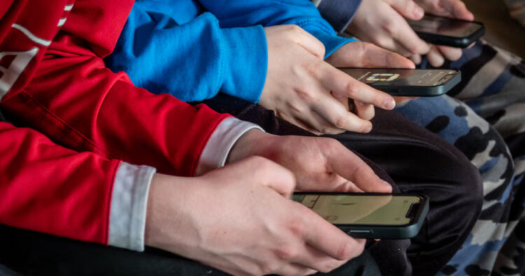 Francia es el primer país europeo en prohibir el acceso a redes sociales a menores de 15 años 1 PORTAL.jpg 21