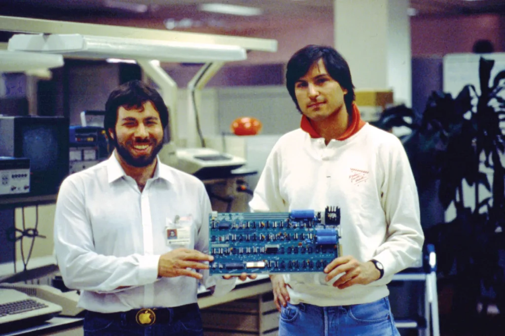 Del rechazo al éxito global: ideas descartadas que se convirtieron en marcas exitosas 5 Steven Jobs Apple I Stephen Wozniak circuit 1976