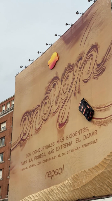 Repsol desafía la gravedad con publicidad OOH inspirada en el desierto del Dakar 2 Captura de pantalla 2026 02 24 123947