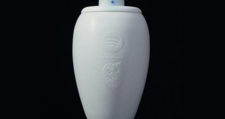 Spotify y Liquid Death lanzan una urna con parlante Bluetooth 1 Diseno 2026 02 24T165956.647
