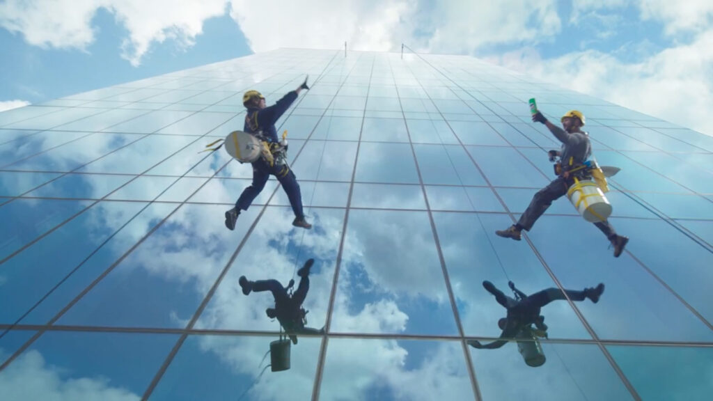 "Pass the Pringles": la campaña que convierte el acto de compartir en una hazaña acrobática 2 KV 02.XNg2S13G 1