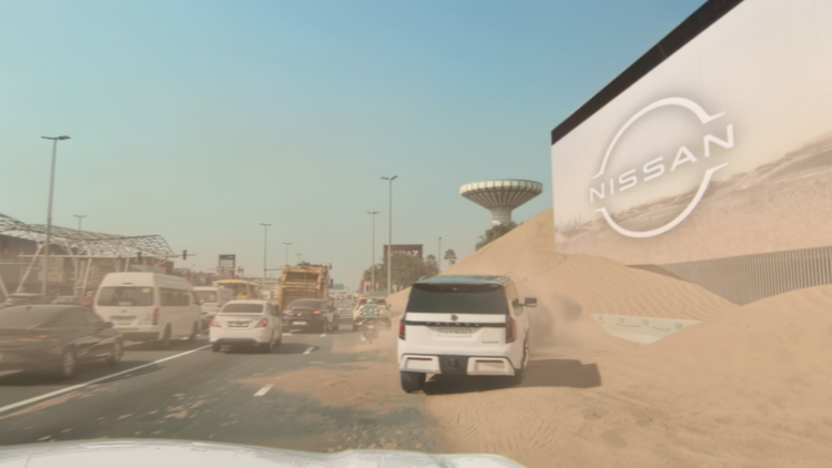 Nissan lleva el OOH a otro nivel con una valla publicitaria que despide arena 1 Nissan Desert OOH.nfzm9ZbZ