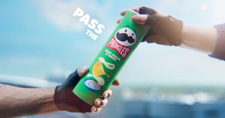 "Pass the Pringles": la campaña que convierte el acto de compartir en una hazaña acrobática 1 PORTADA MN 80