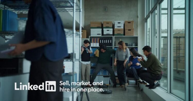 LinkedIn se ríe del caos laboral en su nueva campaña global 1 PORTADA MN 91