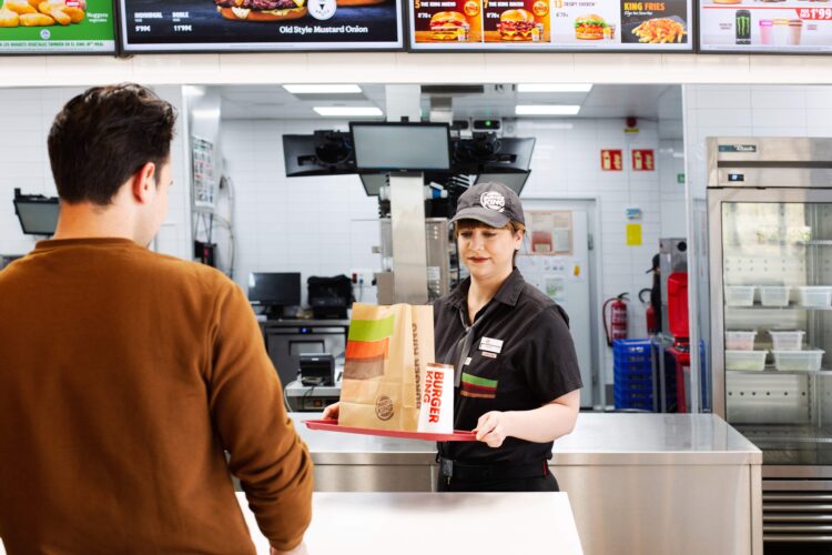 Burger King empezará a evaluar la atención de sus empleados con un asistente de inteligencia artificial 1 burgeratc