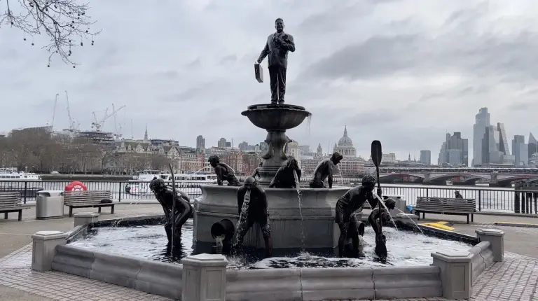 ¿Por qué las estatuas de una fuente en Londres “vomitan” aguas residuales? 4 channel 4 dirty business fontaine vomit eaux usees londres campagne 4creative 4