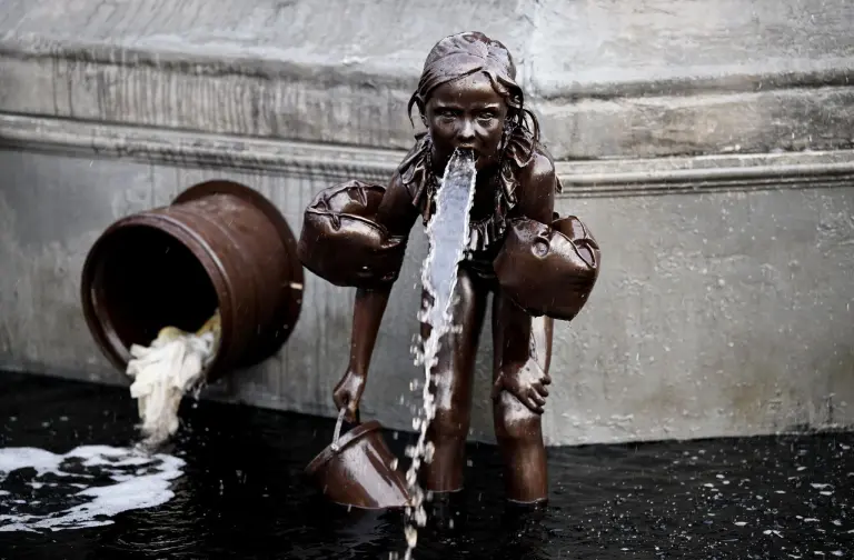 ¿Por qué las estatuas de una fuente en Londres “vomitan” aguas residuales? 3 channel 4 dirty business fontaine vomit eaux usees londres campagne 4creative 8