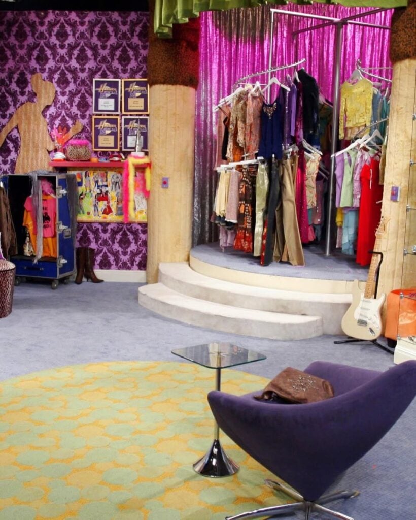 El armario completo de Hannah Montana. 