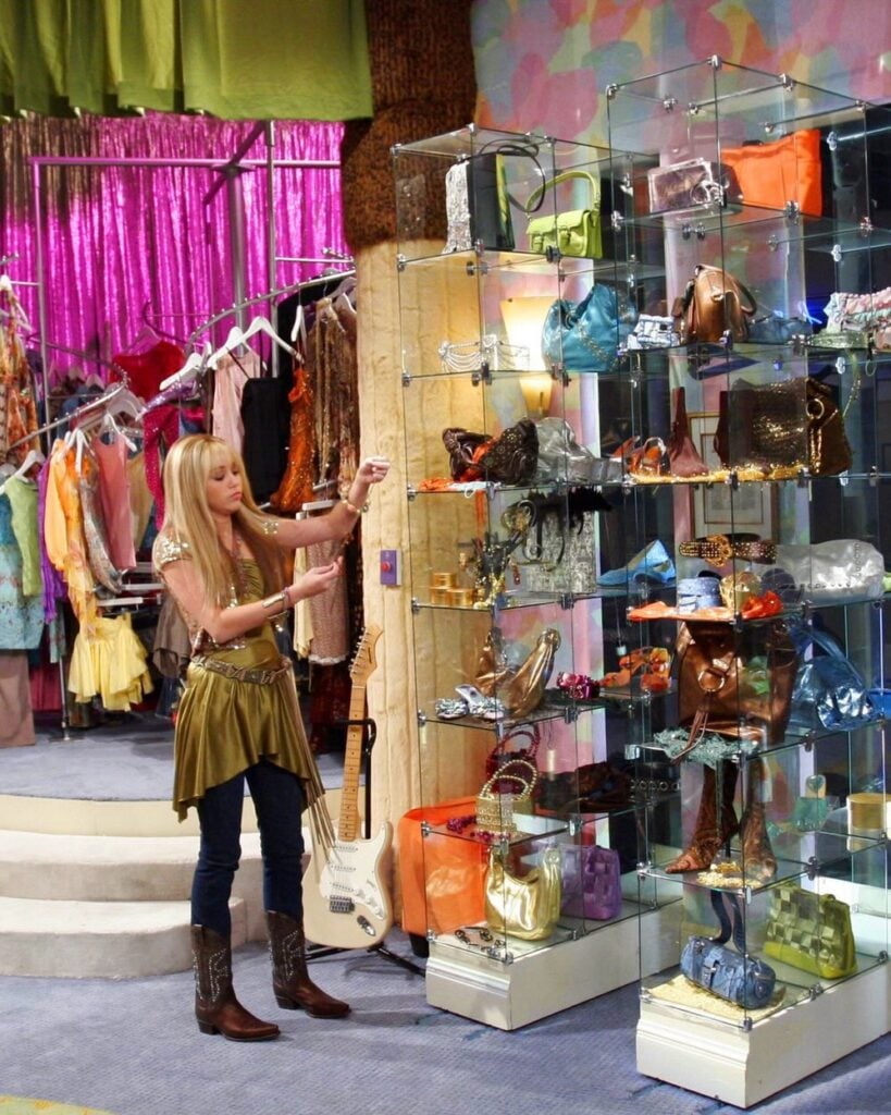 Hannah Montana mostrando su armario.