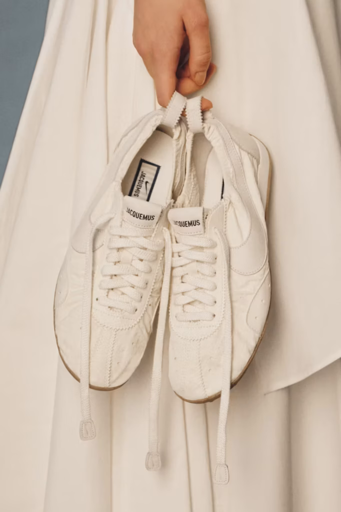 Nike y Jacquemus amplían su reinterpretación del Moon Shoe con nuevos colores 6 BEIGE 2