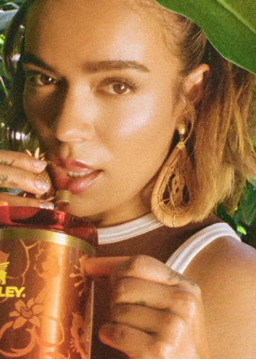 Stanley 1913 y Karol G lanzan colección de tumblers