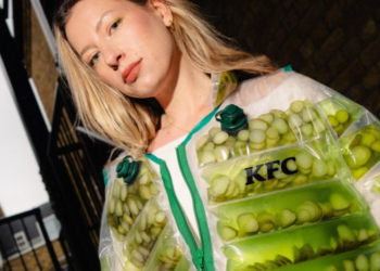 KFC lanza una chaqueta rellena de pepinillos