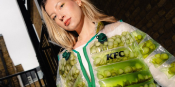 KFC lanza una chaqueta rellena de pepinillos