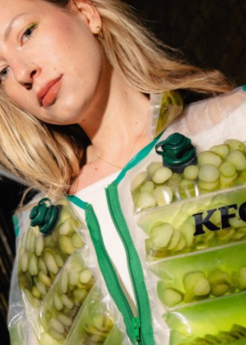 MercadoNegro 36 KFC lanza una chaqueta rellena de pepinillos