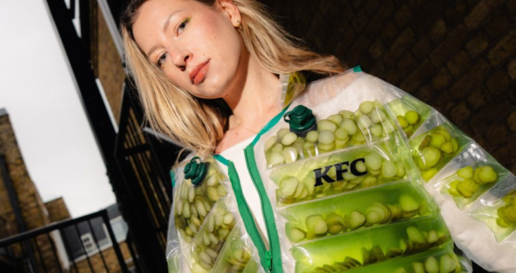 KFC lanza una chaqueta rellena de pepinillos