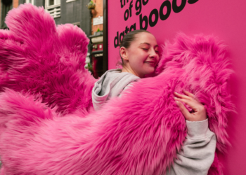 Un billboard interactivo de giffgaff invita a los peatones a recibir abrazos en Londres