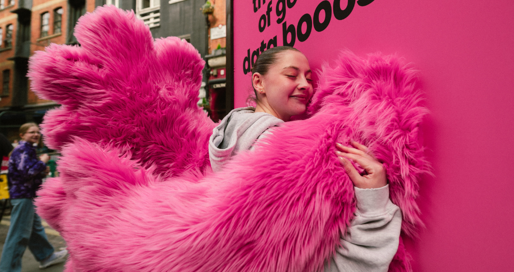 Un billboard interactivo de giffgaff invita a los peatones a recibir abrazos en Londres