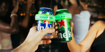 Heineken lanza "The Clinker", un dispositivo que conecta a fans cuando brindan en Coachella 2 Heineken lanza “The Clinker”, un dispositivo que conecta a fans cuando brindan en Coachella