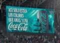 Coca-Cola usa ilusiones ópticas para mostrar su rojo en estadios donde el color está vetado
