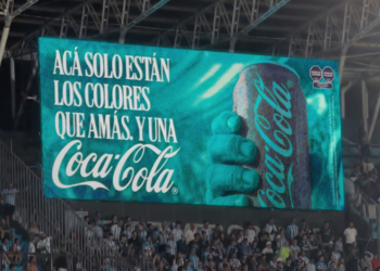 Coca-Cola usa ilusiones ópticas para mostrar su rojo en estadios donde el color está vetado