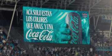 Coca-Cola usa ilusiones ópticas para mostrar su rojo en estadios donde el color está vetado