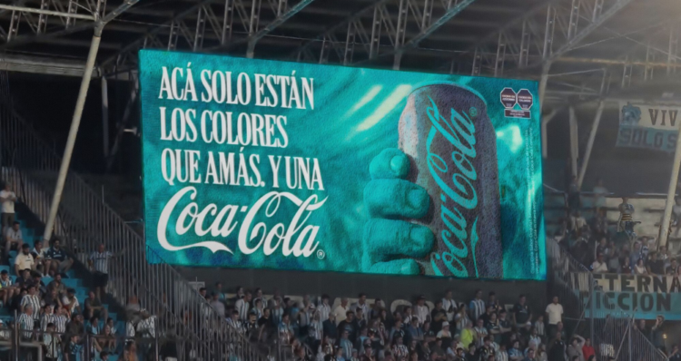 Coca-Cola usa ilusiones ópticas para mostrar su rojo en estadios donde el color está vetado 1 Coca-Cola usa ilusiones ópticas para mostrar su rojo en estadios donde el color está vetado