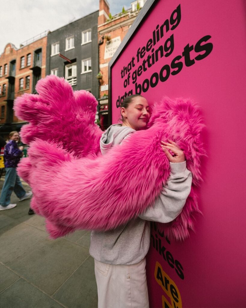 La operadora giffgaff lanzó una activación OOH con un cartel diseñado para abrazar a los transeúntes
